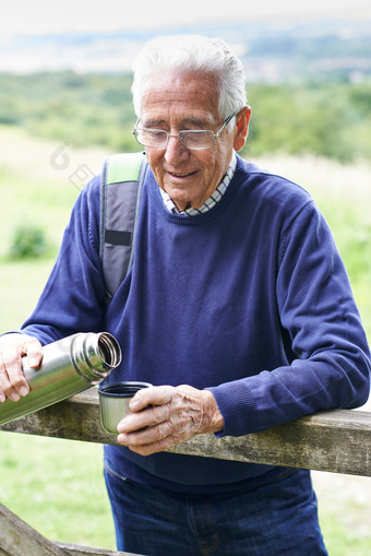 <strong>保温杯</strong>倒水的老年男人