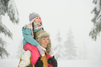 灰色调雪中的父女摄影图
