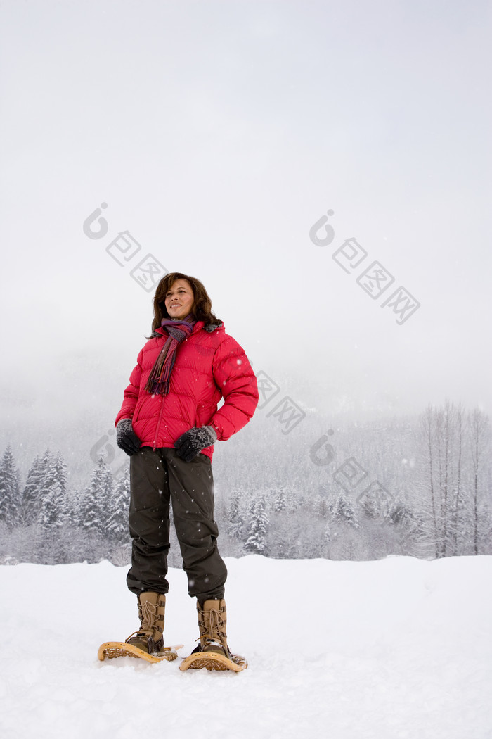 灰色调雪地上行走摄影图