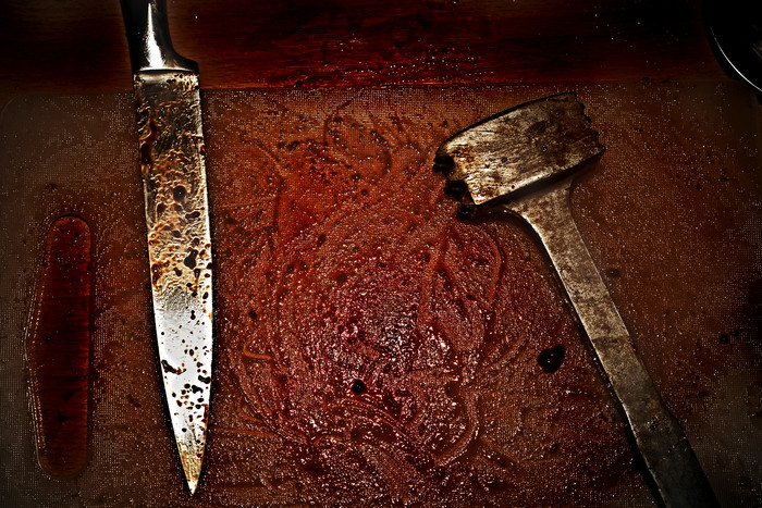 餐刀上的污渍摄影图
