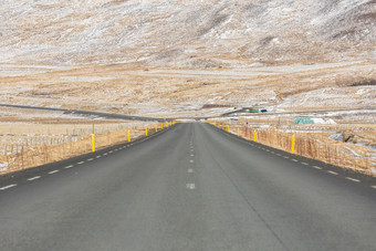 冬季雪山山峰和公路