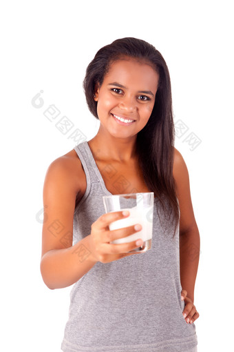 <strong>端着</strong>牛奶的非洲女孩