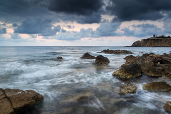 内海海边的岩石摄影图