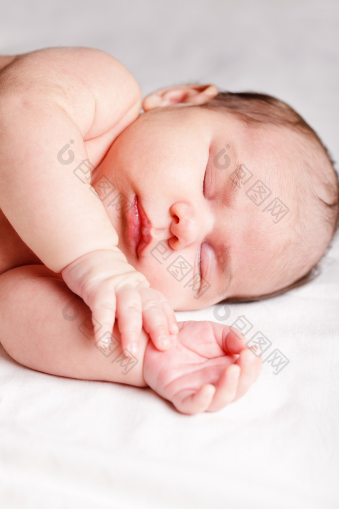 赤裸的婴儿睡觉摄影图