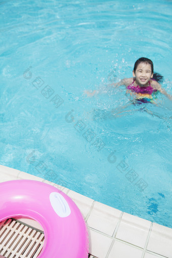蓝色调游泳的女孩摄影图