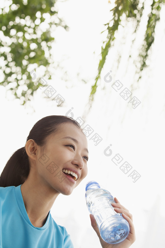 青年女孩拿着水瓶摄影图