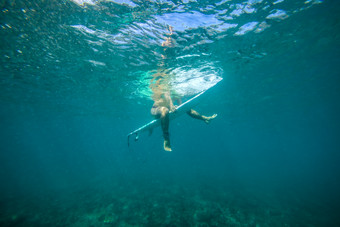 大海海里男子潜泳游泳冲浪运动活动