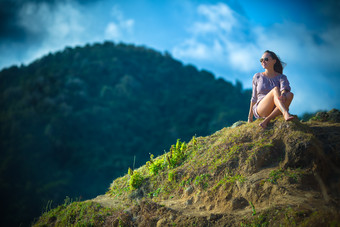 <strong>高山</strong>美女瞭望度假旅游风景素材摄影图