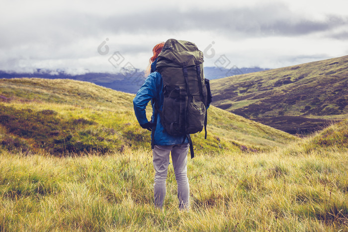 清新风登山的女人摄影图