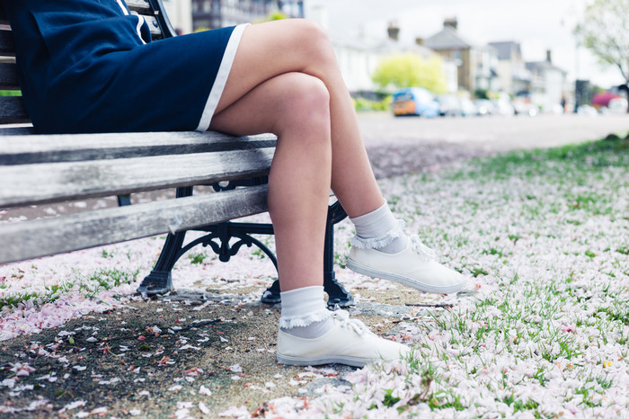 女孩独自一人坐在长椅上