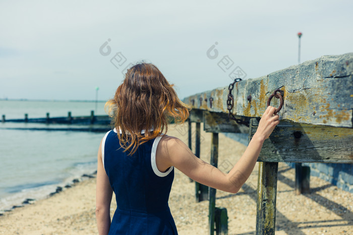 海滩上散步的女人