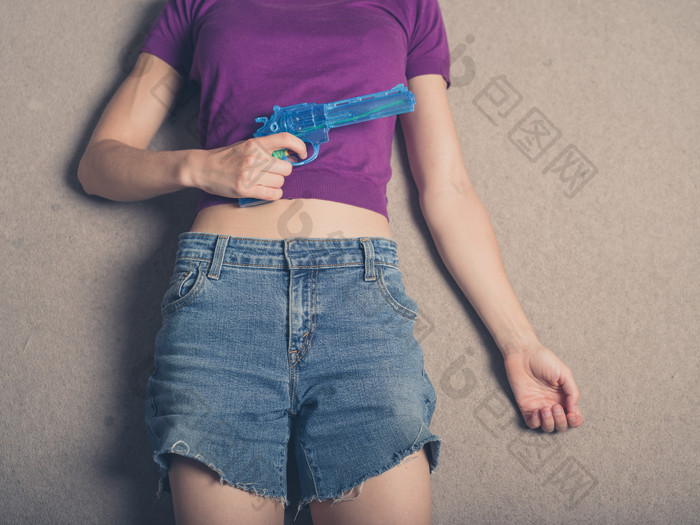 女人拿着蓝色塑料枪