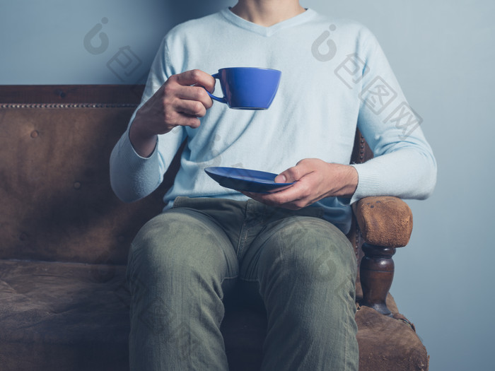 简约喝咖啡悠闲的男人摄影图
