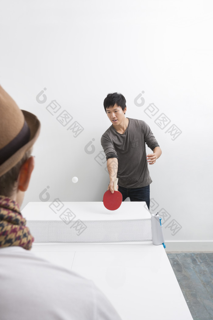 灰色调打乒乓球的人摄影图