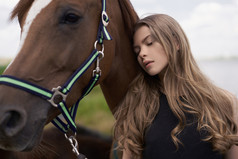 深色调女孩和马摄影图