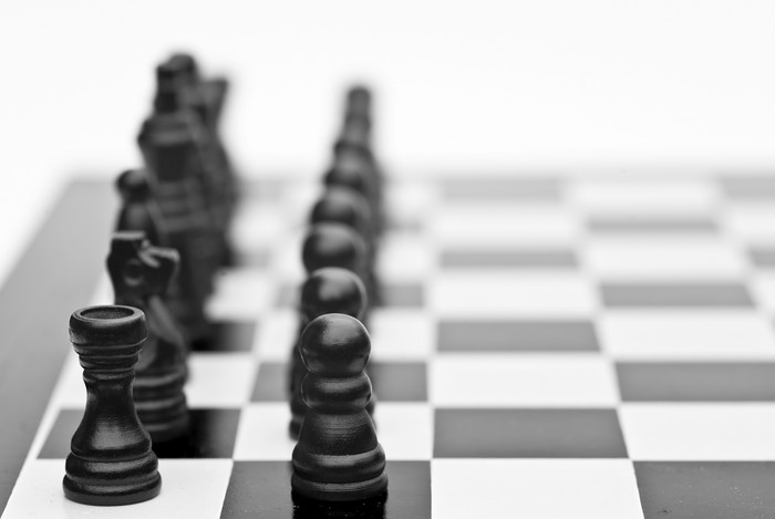 灰色调国际象棋黑方摄影图