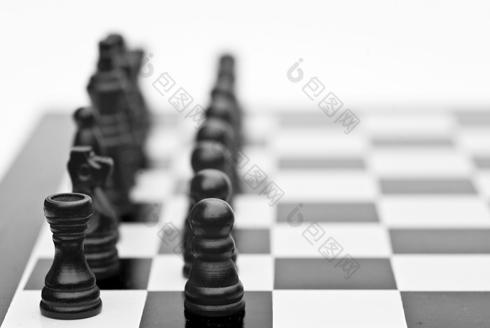 灰色调国际象棋黑方摄影图