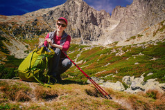 休息的登山旅行女人