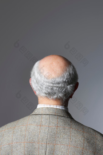 暗色调秃顶的老人摄影图