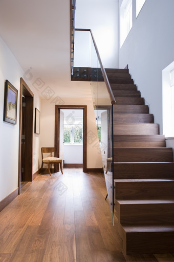 室内木质楼梯摄影图