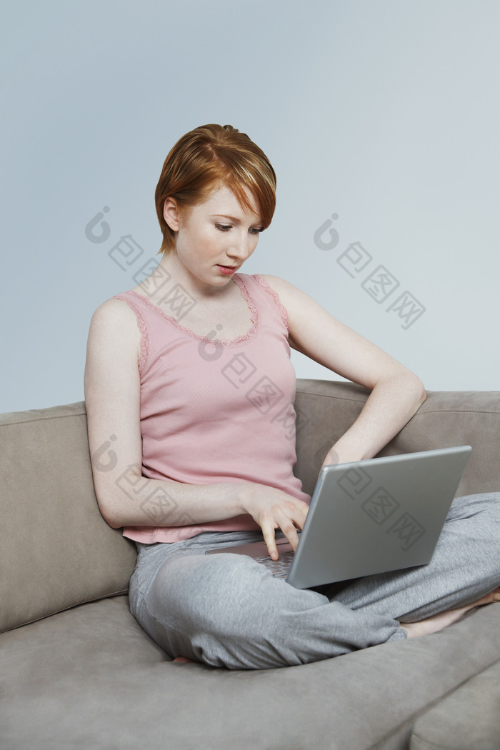 坐沙发笔记本电脑办公女人
