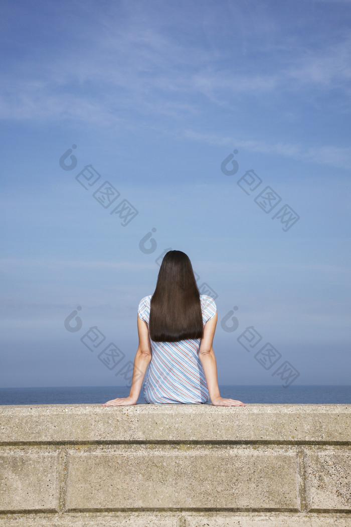 坐着的女人背影摄影图