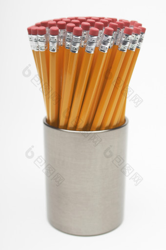 笔筒里的橙色铅笔