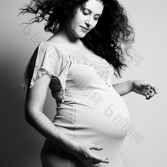 灰色调开心的孕妇摄影图