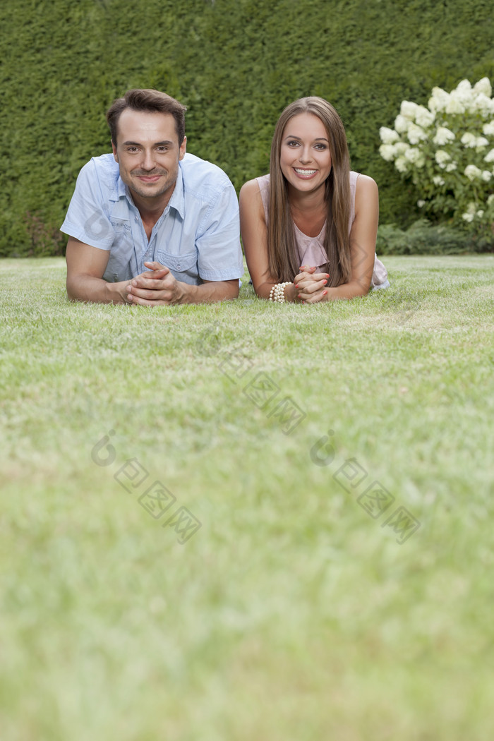 绿色调草上的情侣摄影图