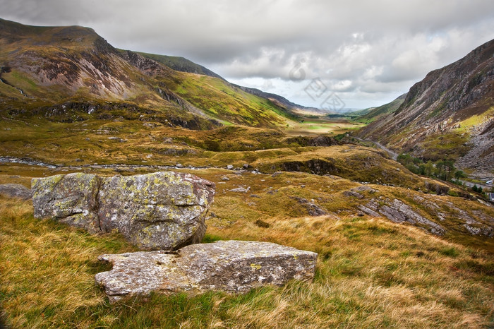 野外草地上的石头图片-包图网