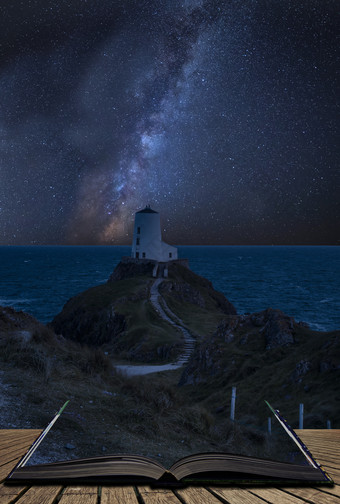 夜空下的海边灯塔