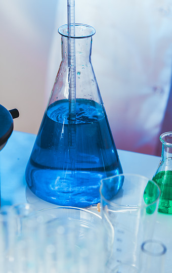 实验室玻璃瓶子里的蓝色药水图片下载