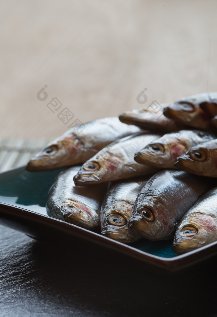 盘子里的小鱼食物