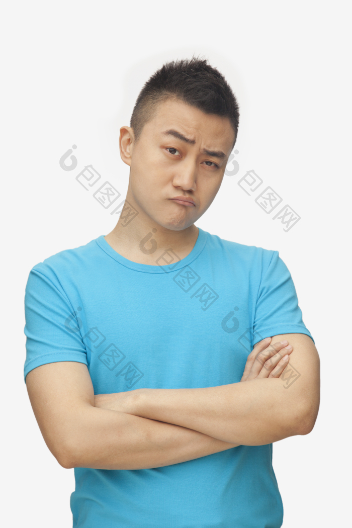 恤抱臂的男人图片-包图网