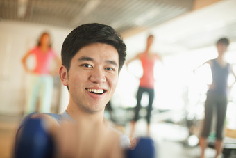 年轻的男人健身锻炼运动教练<strong>微</strong>笑手势摄影图