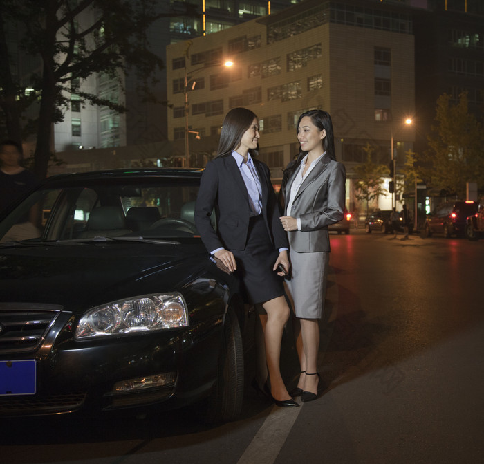 汽车夜晚两个女人业务商业客户工作谈论摄影