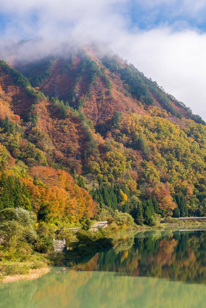 江河流秋天山脉青山绿水蓝天白云大自然旅游