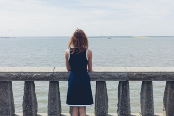 海滩上看海的金发美女