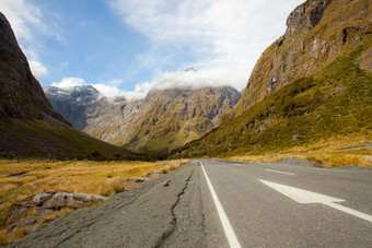 简约新西兰山中公路摄影图