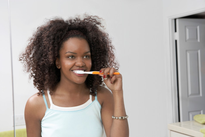 刷牙的黑人女孩摄影图