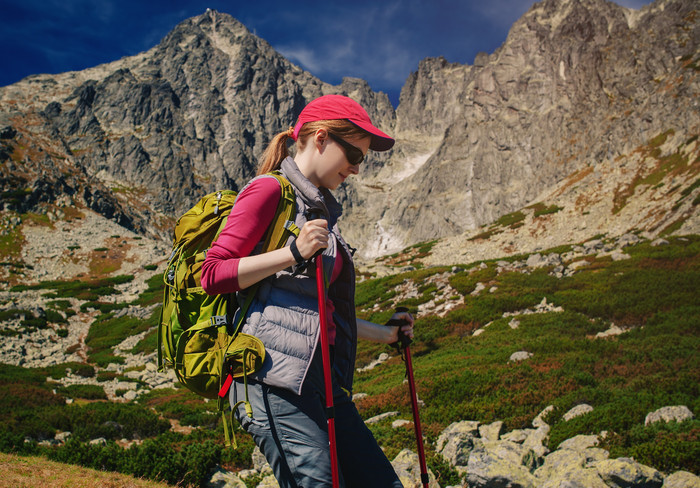 拿登山杆登山的女人