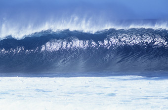 蓝色调漂亮大海浪摄影图