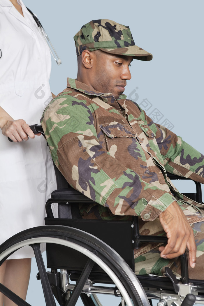 简约轮椅上的士兵摄影图