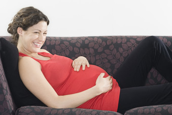 深色调躺着的孕妇摄影图