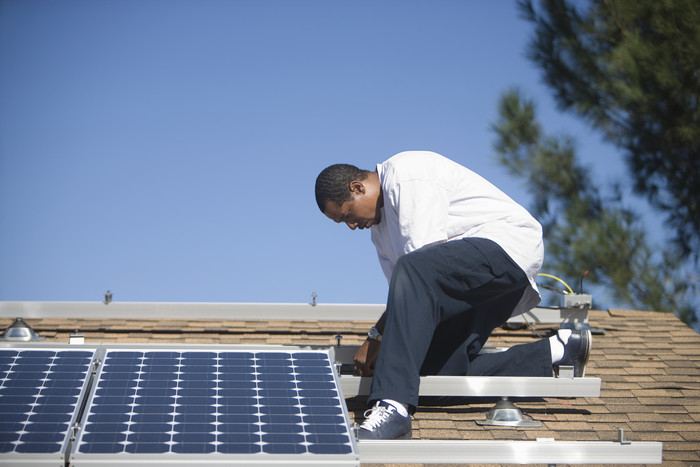 安装新能源太阳能的男人