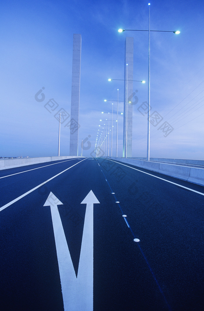 桥上的公路箭头摄影图