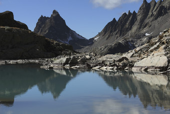 大自然山峰小河风景