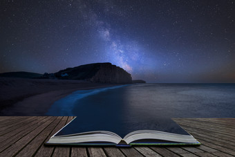 星空下海边的书本