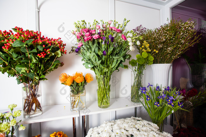 花店摆放整齐的花束鲜花