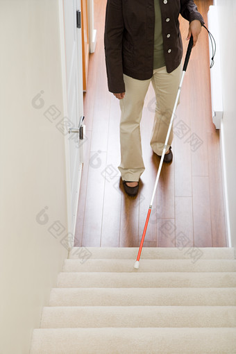 灰色调上楼的盲人摄影图